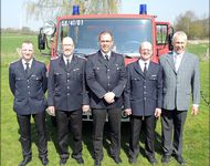 Die neuen und bisherigen Wehrführer und Stellvertreter mit dem Bürgermeister